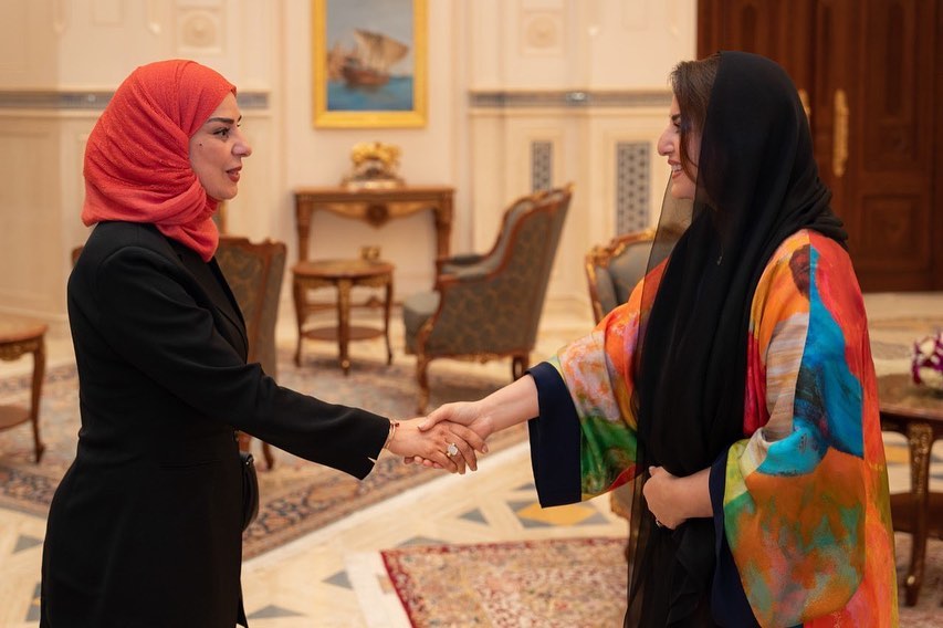 "زوجة سلطان عمان تستقبل رئيسة البرلمان البحريني"