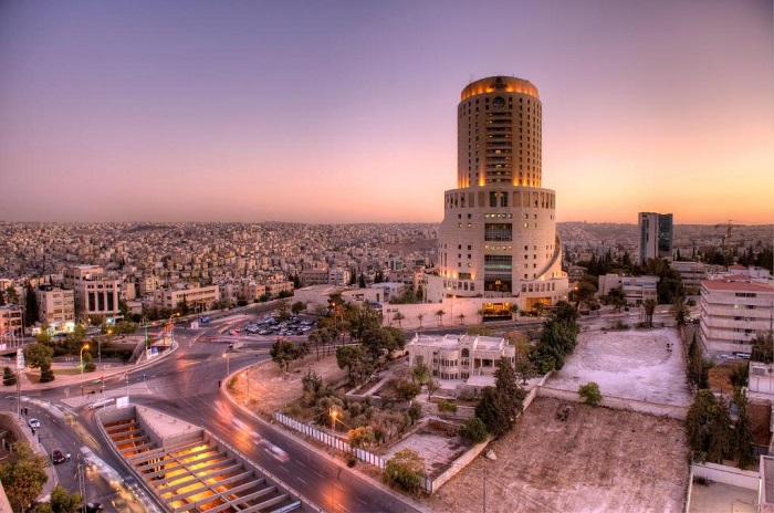 فندق الرويال يضاء بعلم الفخر