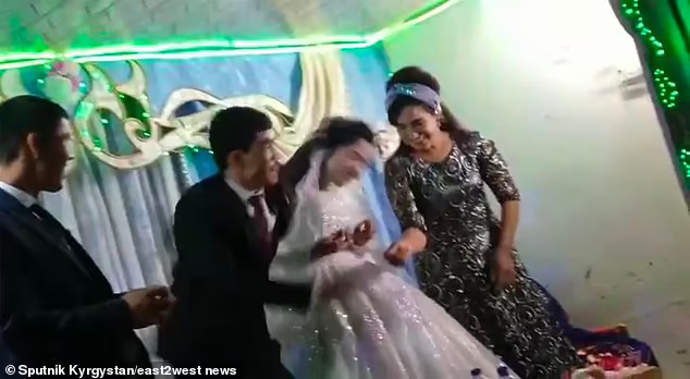 عريس يلكم زوجته في حفل زفافهما لسبب صادم