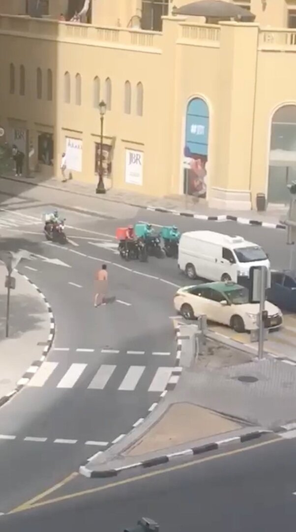 رجل يتعرى في شوراع دبي