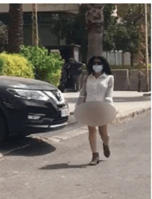 لبنانية تسير نصف عارية في شوارع بيروت