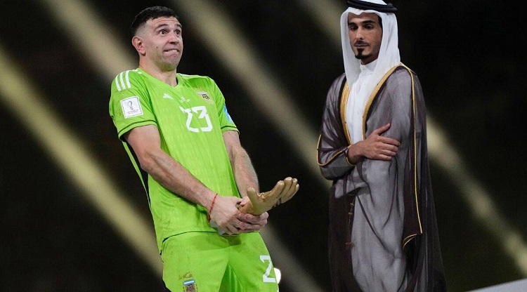 "إميليانو مارتينيز حتفل بطريقة بذيئة"