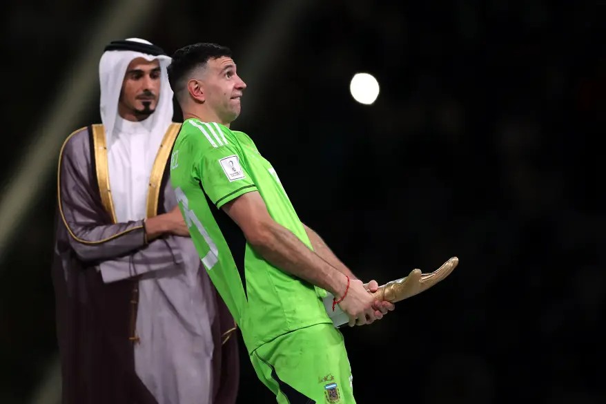 "إميليانو مارتينيز حتفل بطريقة بذيئة"
