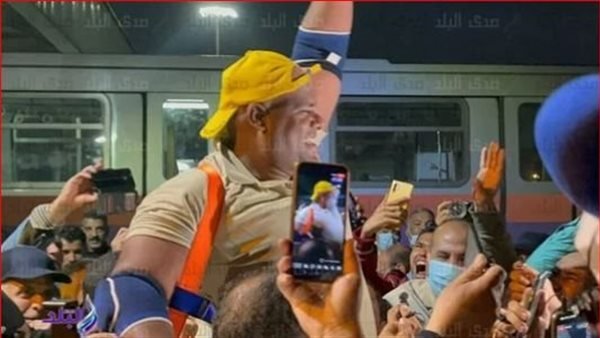 المصارع المصري أشرف كابونجا يجر قطار