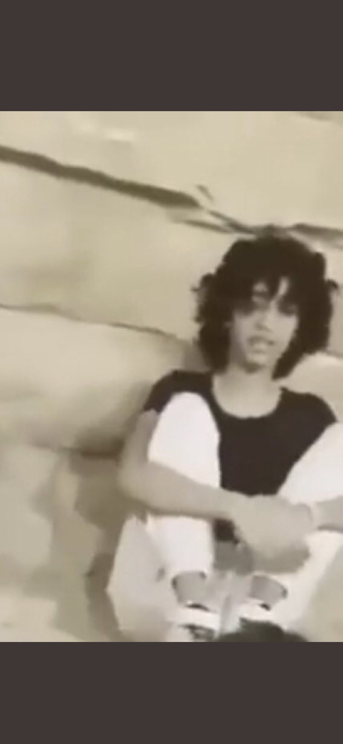 فتاة تعنف صديقتها تثير غضب السعوديين