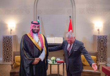 الملك عبدالله يمنح ولي العهد الأمير محمد بن سلمان قلادة الحسين بن علي