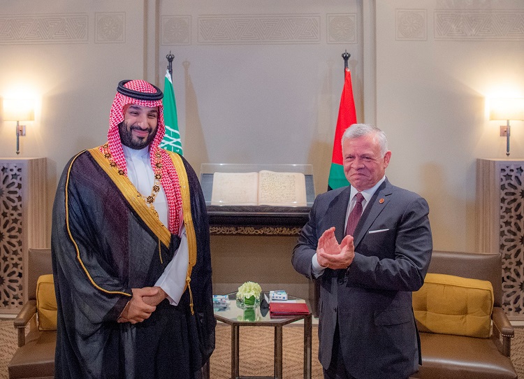 الملك عبدالله يمنح الأمير محمد بن سلمان قلادة الحسين بن علي