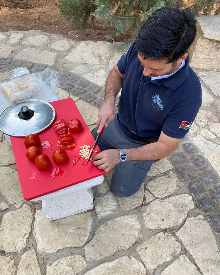 "الأمير حمزة يطهو قلاية البندورة"