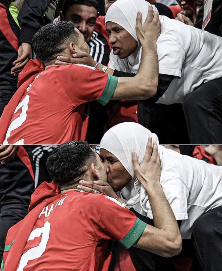 "أشرف حكيمي يقبل والدته"