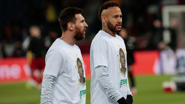 "نجوم باريس سان جيرمان يكرمون بيليه"