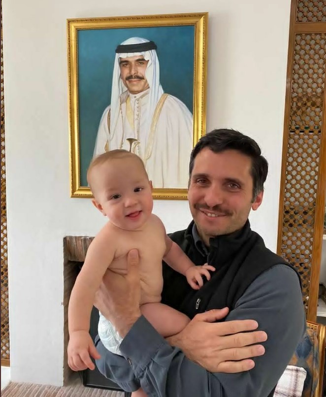 "الأمير حمزة مع ابنه الأمير محمد"