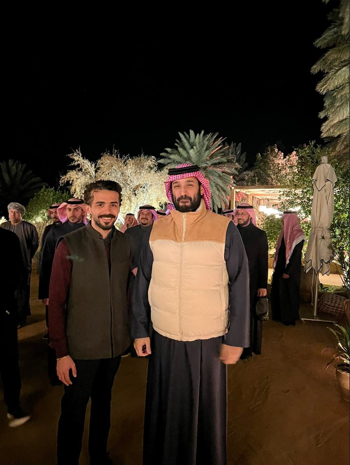 "ولي العهد الأمير محمد بن سلمان برفقة أحد المواطنين في العلا"