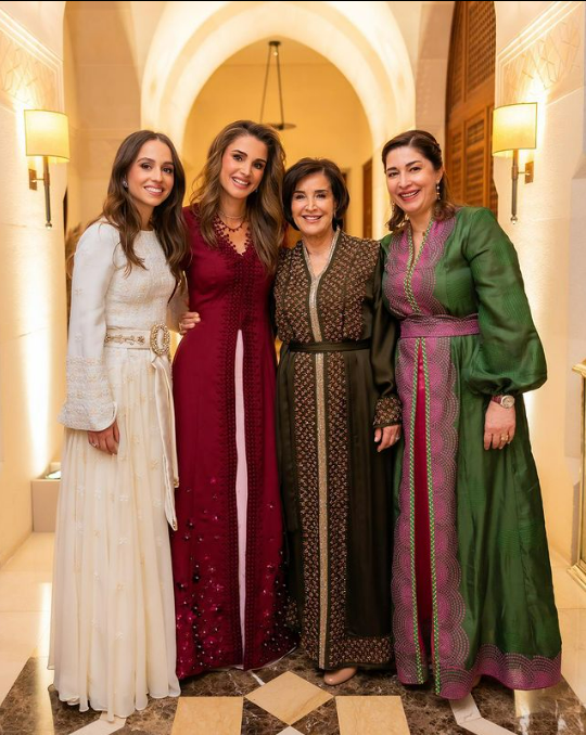 "الملكة رانيا تعايد والدتها بمناسبة عيد الأم "