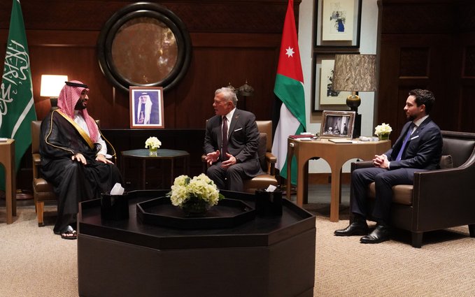 ولي العهد يعانق الأمير الحسين