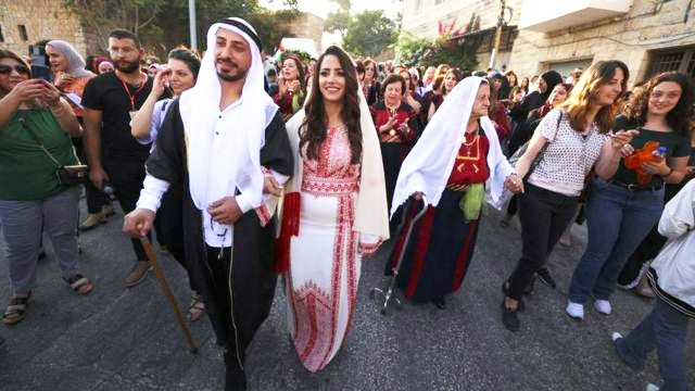 إذا وقعتم في حب الفلسطينيين .. عليكم أن تخبروا إسرائيل!