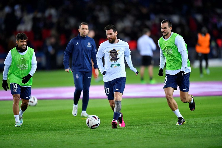 "نجوم باريس سان جيرمان يكرمون بيليه"