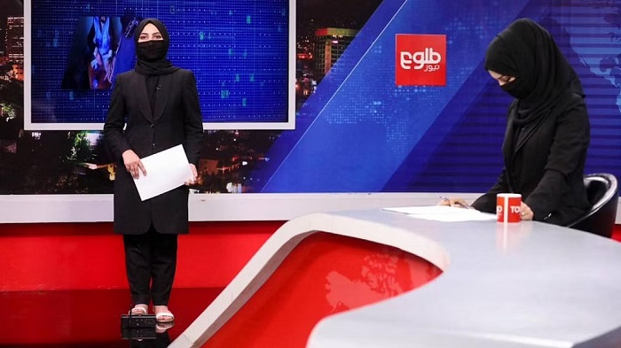 مذيعات أفغانيات بالنقاب على التلفاز