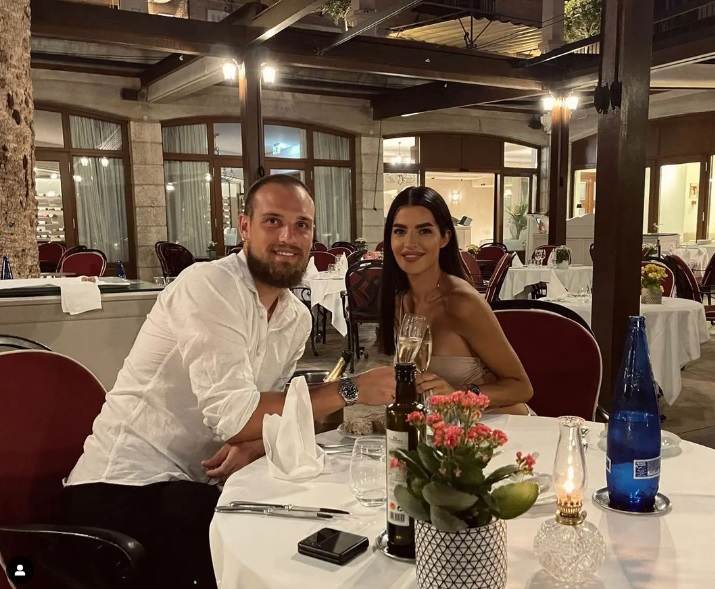 "الحارس بريدراج راجكوفيتش مع زوجته آنا كاكيتش"