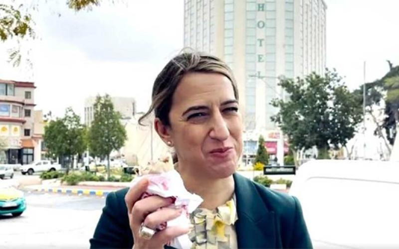 "مسؤولة أمريكية يائيل لمبرت تأكل شاورما في الأردن"
