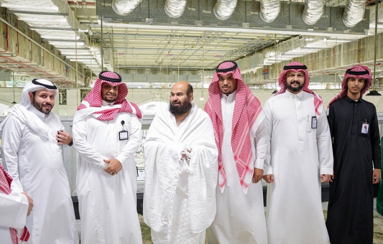 "السديس يظهر دون شماغ"