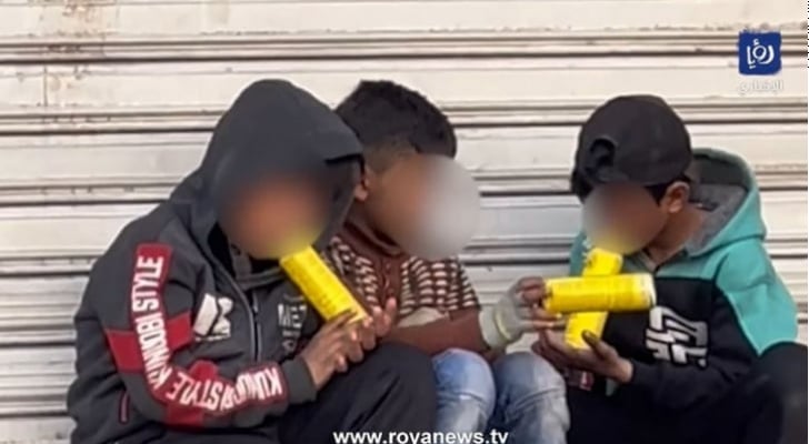"اطفال يستشقون غاز الولاعة في الأردن"