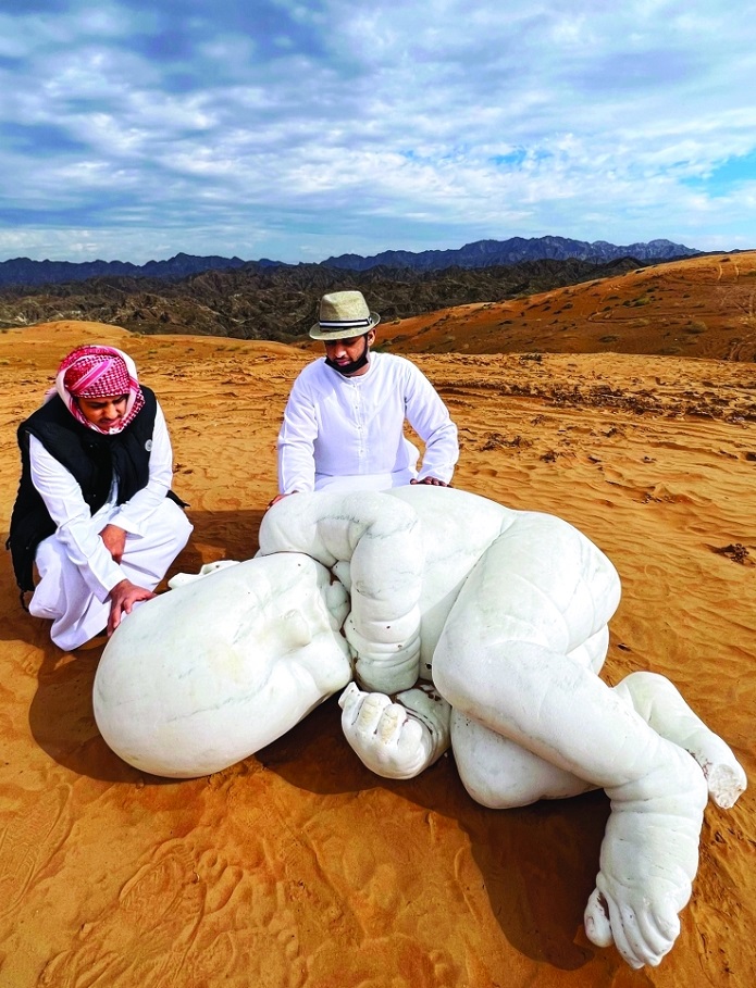 جنين عملاق يظهر في صحراء الفجيرة
