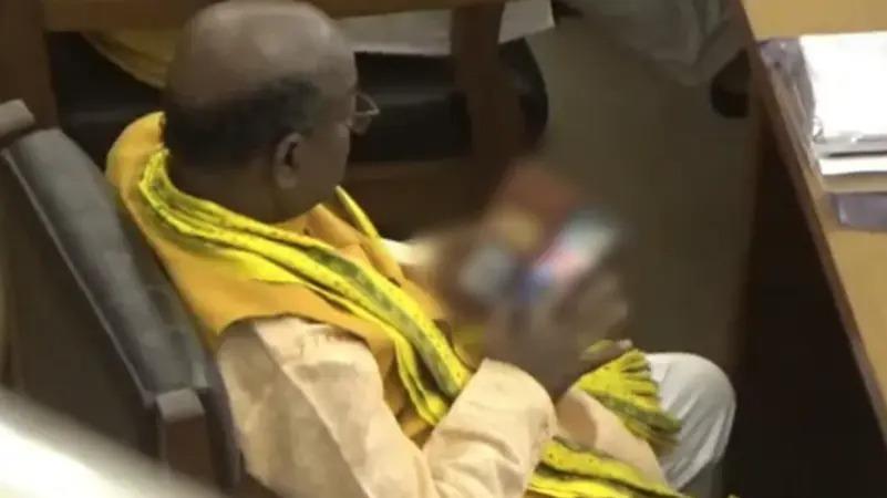 "نائب هندي يشاهد فيلم إباحي وسط جلسة للبرلمان"