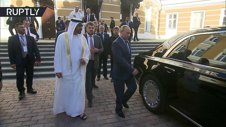 "بوتين يفتح باب المركبة للشيخ محمد بن زايد"
