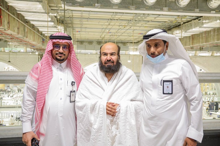 "السديس يظهر دون شماغ"