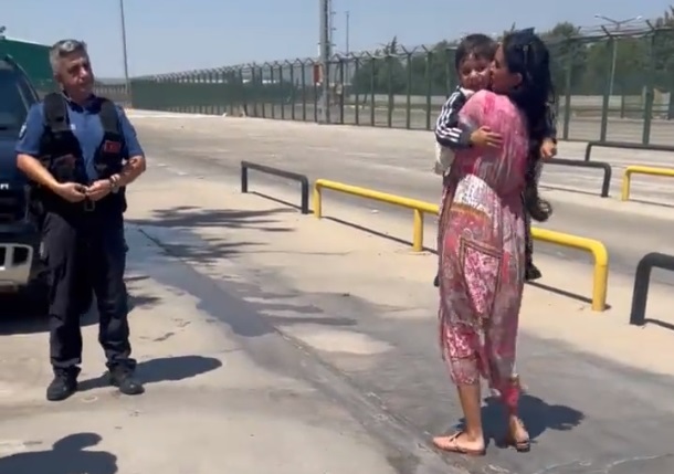 المذيعة الأردنية أحلام العجارمة تحتضن طفلها المخطوف