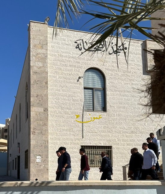 الأمير الحسين عقب صلاة الظهر أمام مسجد الصحابة في العقبة