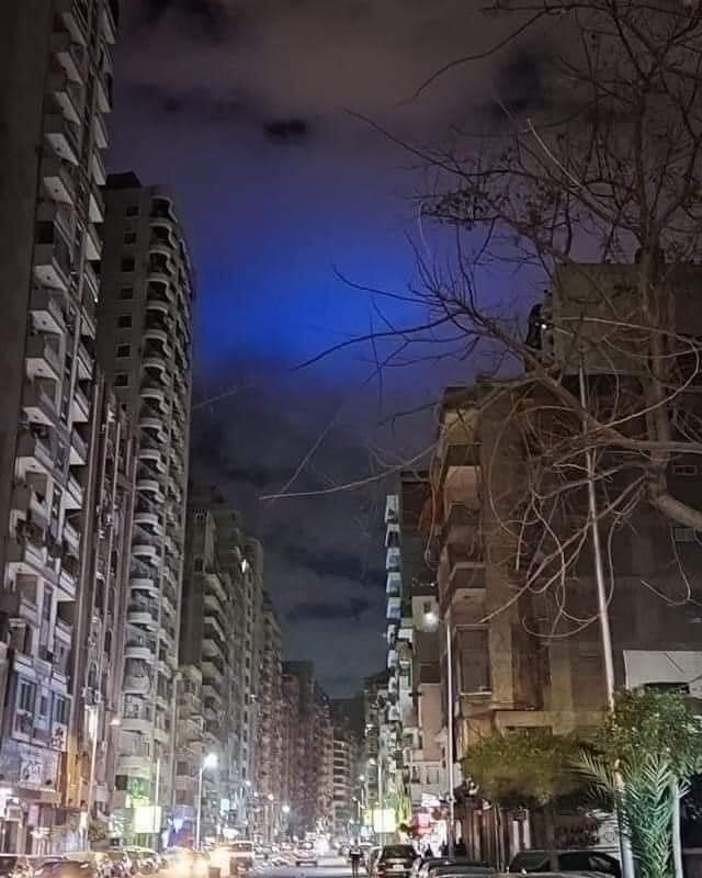 ""بقعة ضوء زرقاء تشكلت في سماء الإسكندرية
