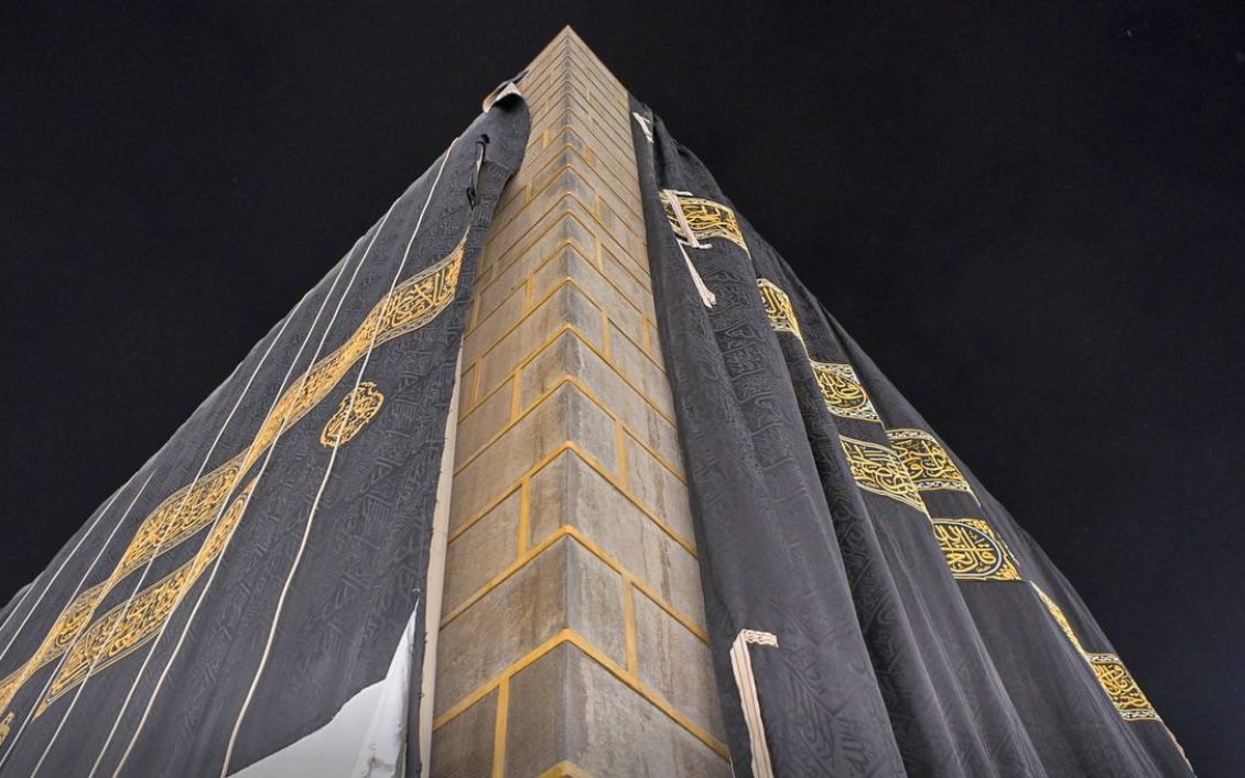 استبدال كسوة الكعبة الشريفة