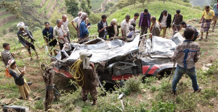 سقوط سيارة في منحدر جبلي باليمن 