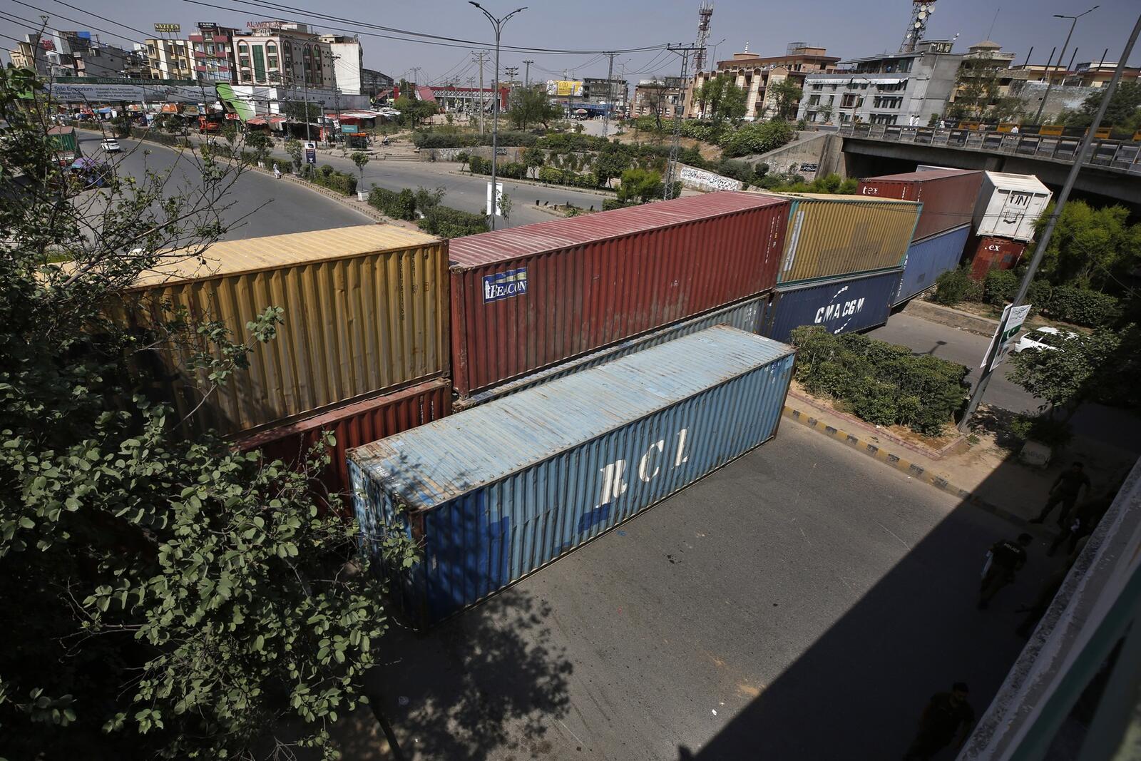 السلطات الباكستانية تقطع الطرق إلى العاصمة لوقف زحف أنصار عمران خان