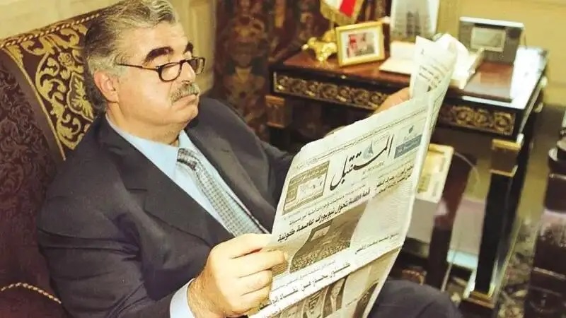 رفيق الحريري رئيس الوزراء اللبناني الأسبق يطالع صحيفة المستقبل