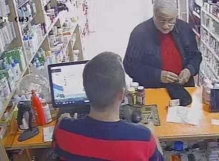 آخر صورة للراحل ليث شبيلات في صيدلية في منطقة مرج الحمام قبل وفاته بنصف (لقطة شاشه))