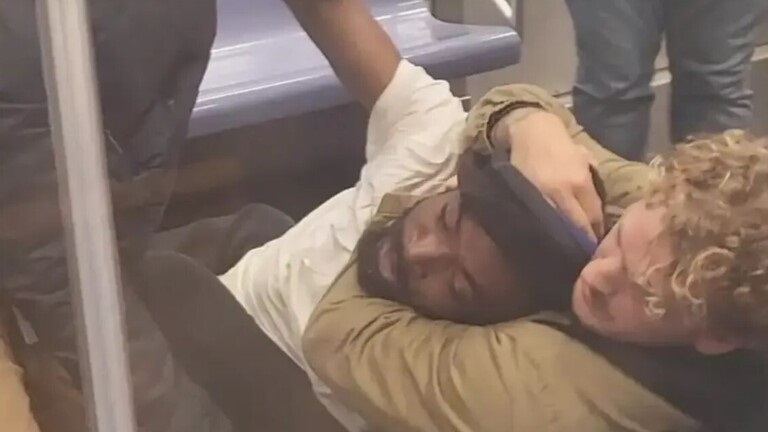 جندي أمريكي يخنق مشردا حتى الموت (لقطة شاشه)