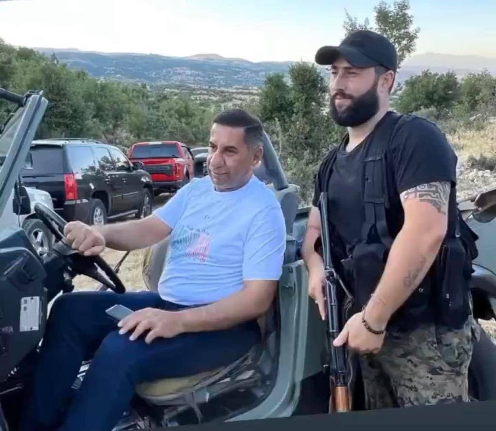 سفير العراق في بيروت إلى جانب مقاتل لبناني مسلح