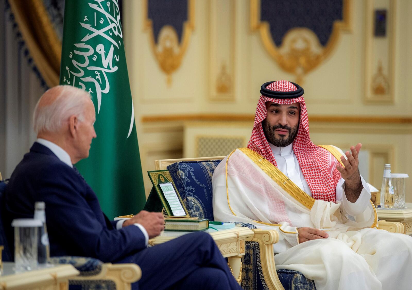 زار بايدن المملكة السعودية في 16 يوليو/تموز من عام 2022، والتقى خلال زيارته العاهل السعودي، الملك سلمان بن عبدالعزيز وكذلك ولي عهد الأمير محمد بن سلمان.