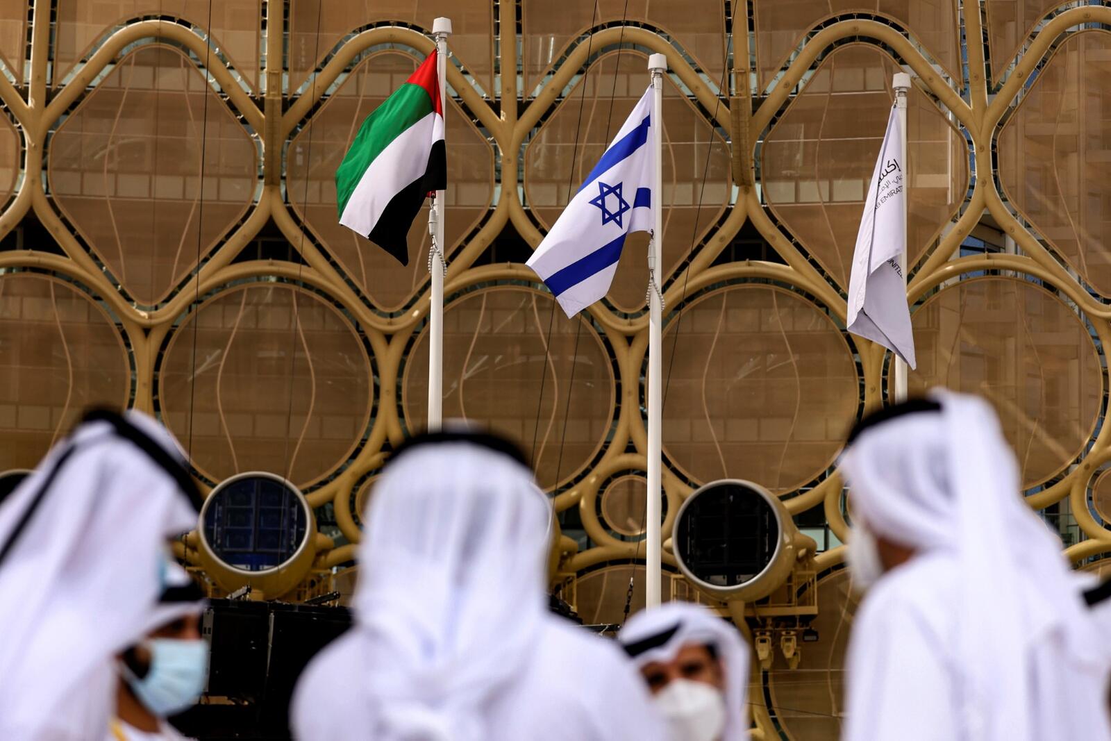 علم الإمارات وإسرائيل يرفرفان في معرض إكسبو 2020 دبي في الإمارة الخليجية في 31 يناير 2022 (تصوير كريم صاحب / وكالة الصحافة الفرنسية)