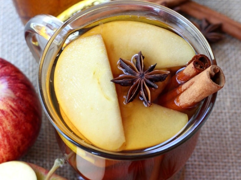 وصفات احتفالية: شراب التفاح بالقرفة الساخن