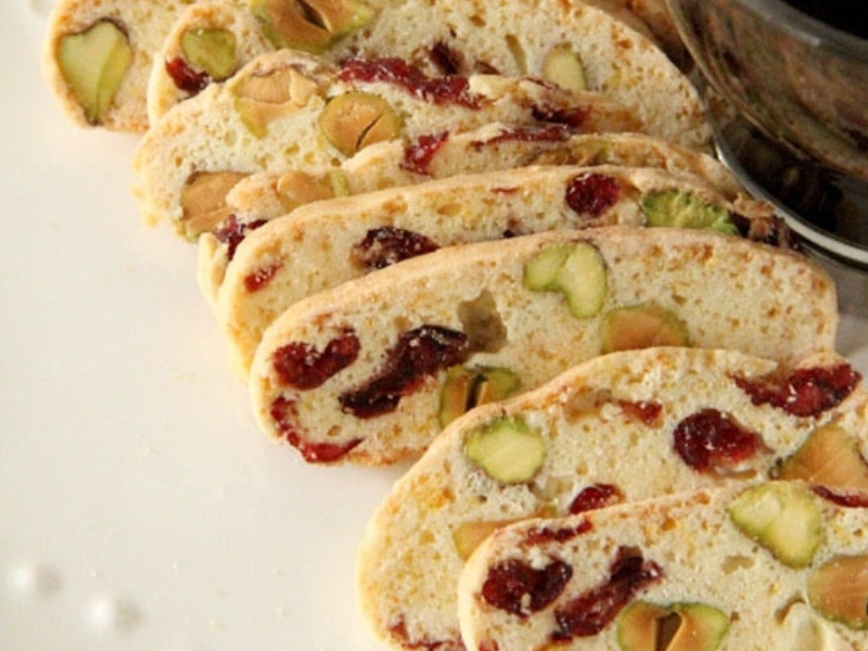 أطباق احتفالية: بيسكوتي التوت البري والفستق