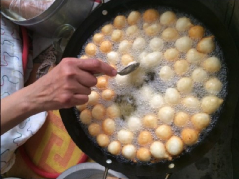 مطبخ رمضان: اللقيمات الهشة بدبس التمر