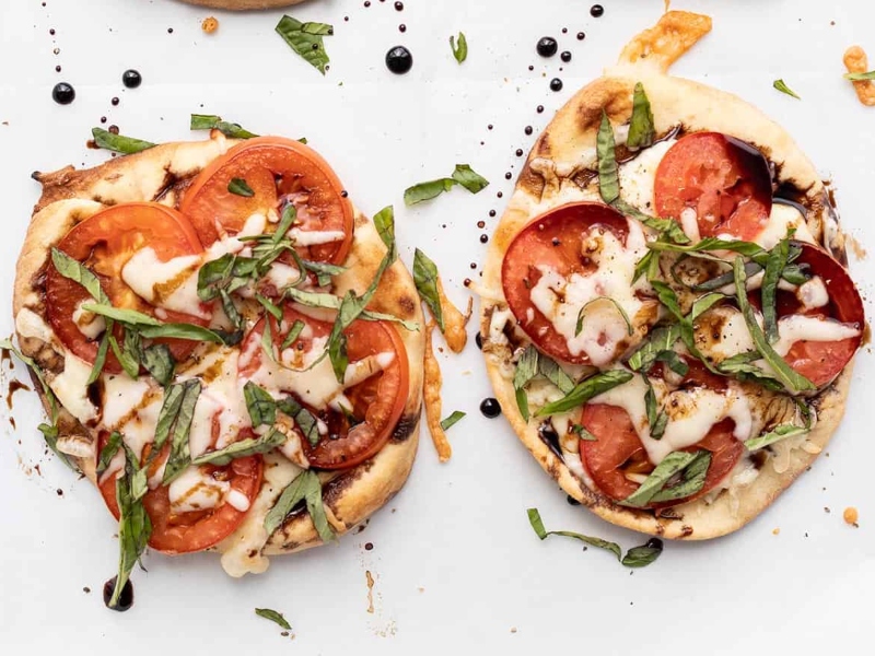 بيتزا كابريزي بخل البلسميك الشهي