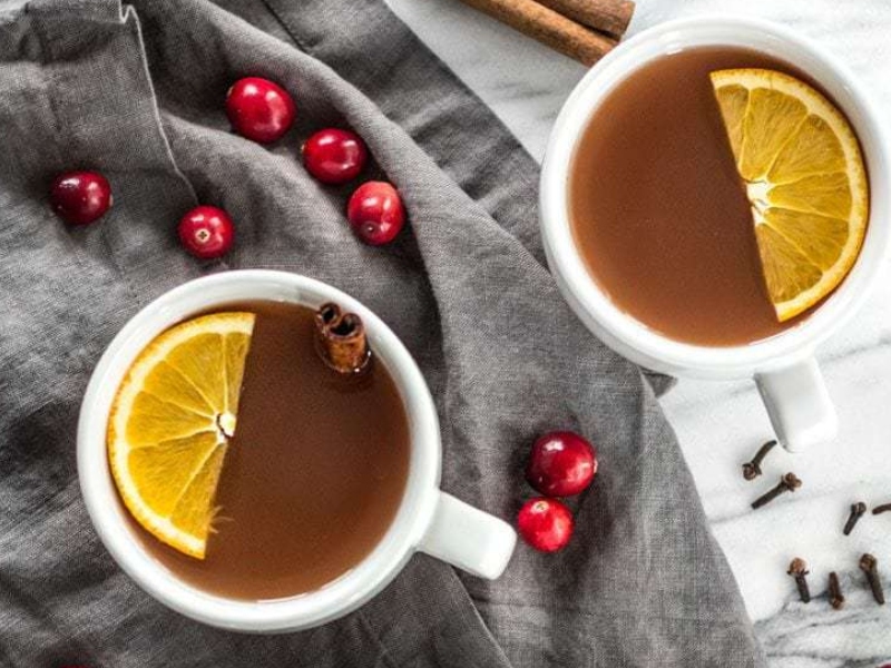 وصفات خريفية: عصير التفاح الدافئ بالكرانبيري