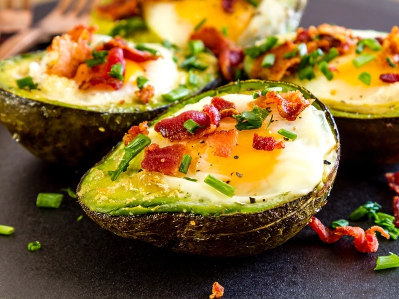 قوارب الأفوكادو المخبوزة للفطور