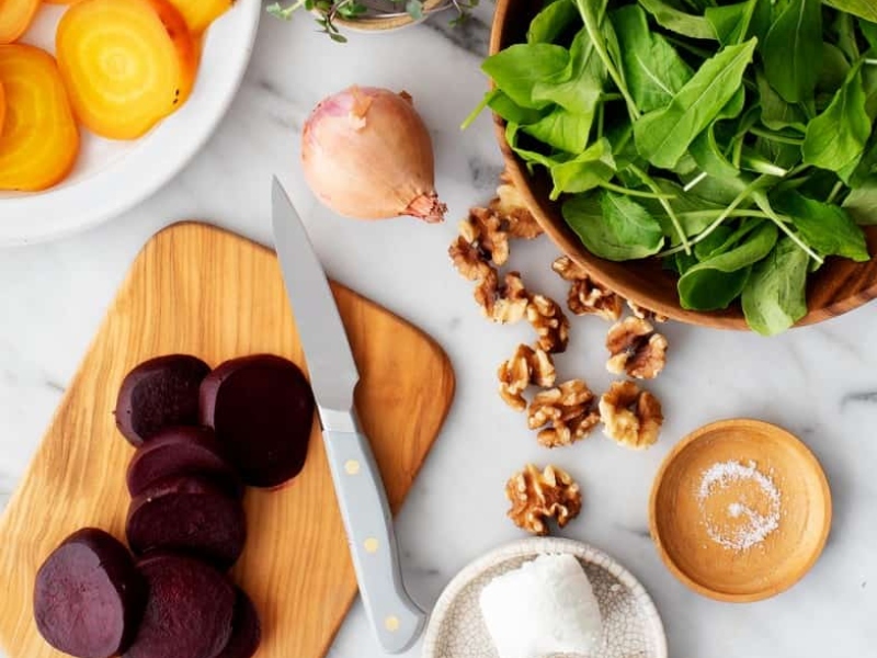 سلطة البنجر مع جبن الماعز و البلسمي