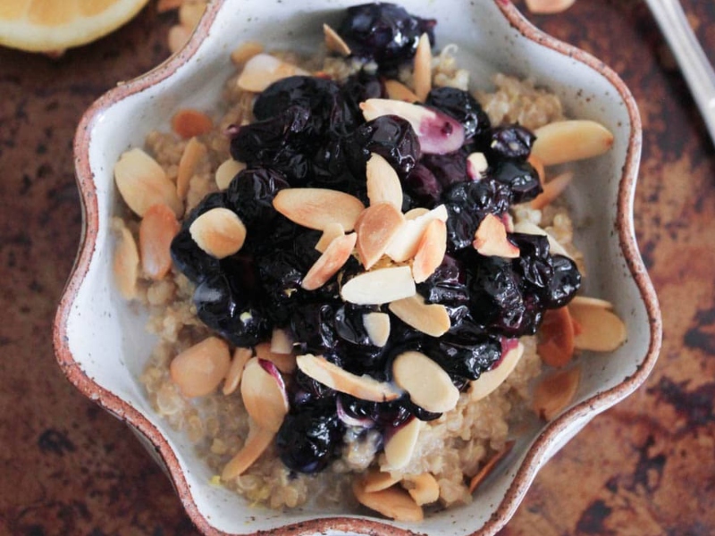 فطور الكينوا بالليمون والتوت