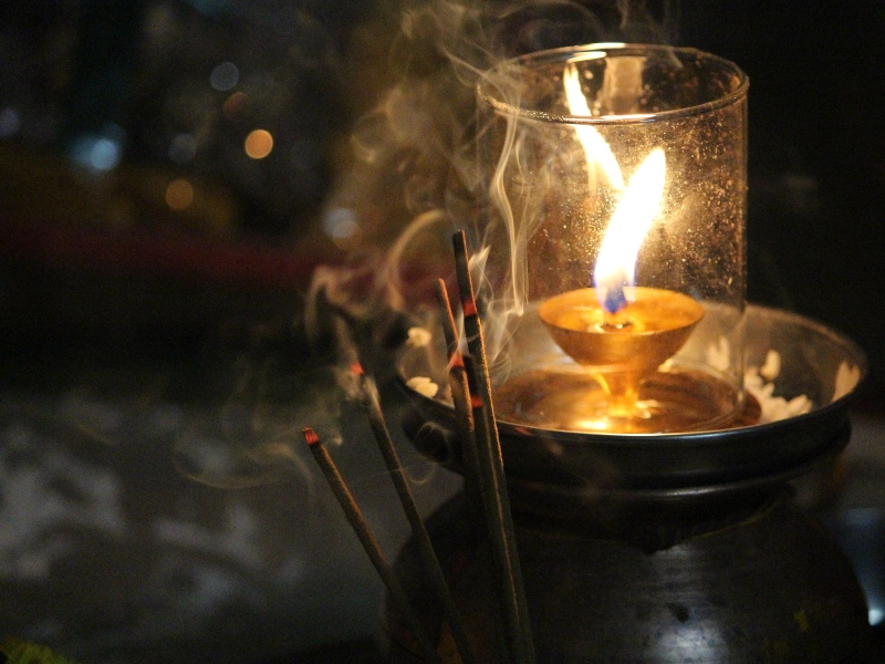 ما هي رائحة الشموع المناسبة لك وفقاً لبرجك؟
